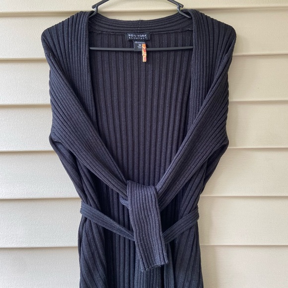 Well Loved Old Navy Sz-L Black w/Tiny White Printed Flowers, Slight High-Low Hem - Picture 10 of 16